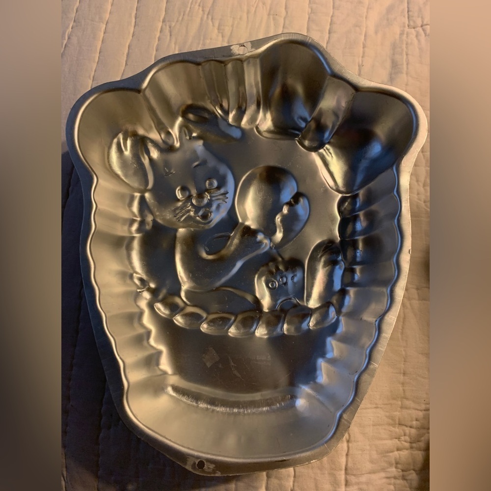 EASTER BUNNY in a BASKET with EGG Cake Pan. Vintage Wilton.Good used condition. - Picture 2 of 2